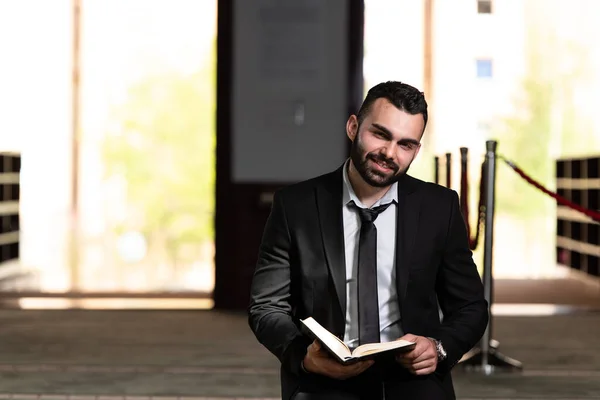 Atractivo Hombre Haciendo Oración Tradicional Dios Alá Mezquita — Foto de Stock