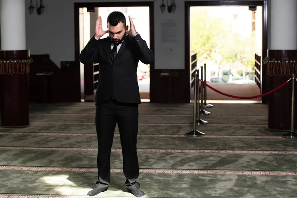 Homem Atraente Fazendo Oração Tradicional Deus Allah Mesquita — Fotografia de Stock