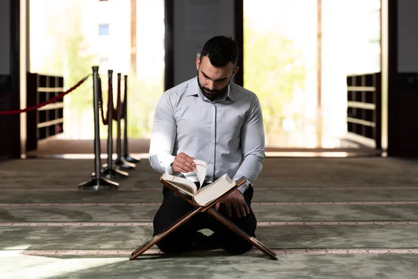Приваблива Людина Робить Традиційну Молитву Богу Аллаху Мечеті — стокове фото