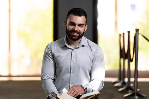 Retrato Jovem Adulto Muçulmano Está Orando Mesquita — Fotografia de Stock