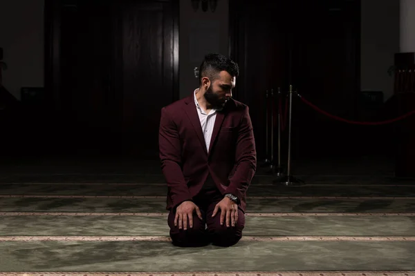 Atractivo Hombre Haciendo Oración Tradicional Dios Alá Mezquita — Foto de Stock