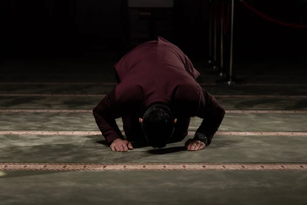 Atractivo Hombre Haciendo Oración Tradicional Dios Alá Mezquita —  Fotos de Stock