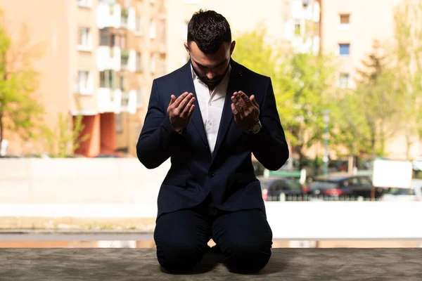 Aantrekkelijke Man Doet Traditioneel Gebed Tot God Allah Moskee — Stockfoto