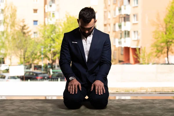 Retrato Jovem Adulto Muçulmano Está Orando Mesquita — Fotografia de Stock