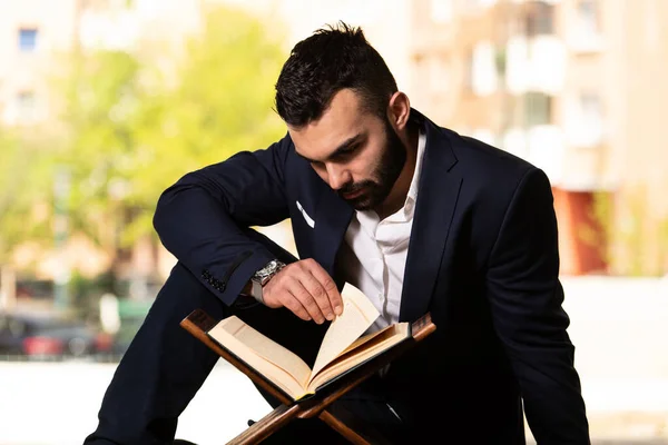 Aantrekkelijke Man Doet Traditioneel Gebed Tot God Allah Moskee — Stockfoto