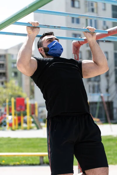 Młody Sportowiec Ćwiczący Bicepsy Siłowni Świeżym Powietrzu Ćwiczenia Street Workout — Zdjęcie stockowe