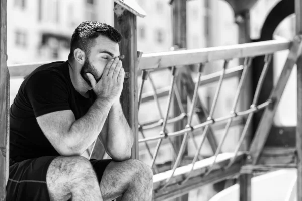 Junger Fitter Mann Ruht Sich Freien Auf Spielplatz Aus — Stockfoto