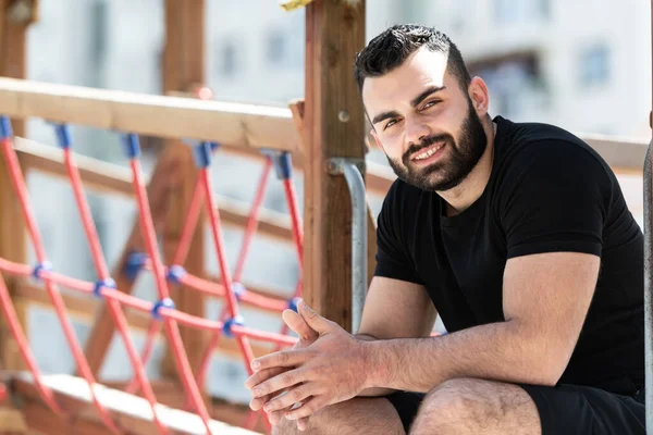 Retrato Joven Físicamente Forma Posando Aire Libre Imágenes de stock libres de derechos