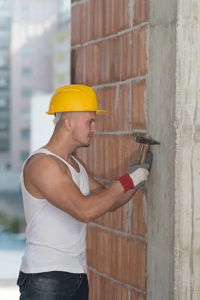 Builder Working With Hammer And Nail — Stock Photo, Image