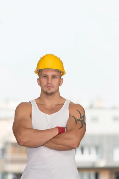 Retrato de un joven trabajador confiado —  Fotos de Stock