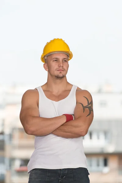 Ingeniero de construcción con un casco amarillo — Foto de Stock