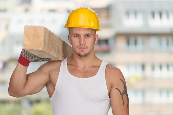 Knappe man uitvoering van houten planken — Stockfoto