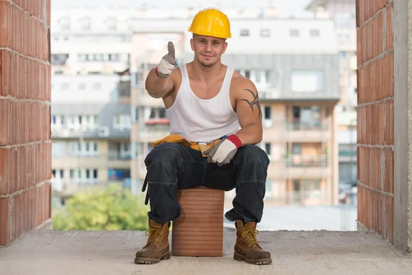 Feliz caucásico construcción trabajador ceder pulgar hasta —  Fotos de Stock