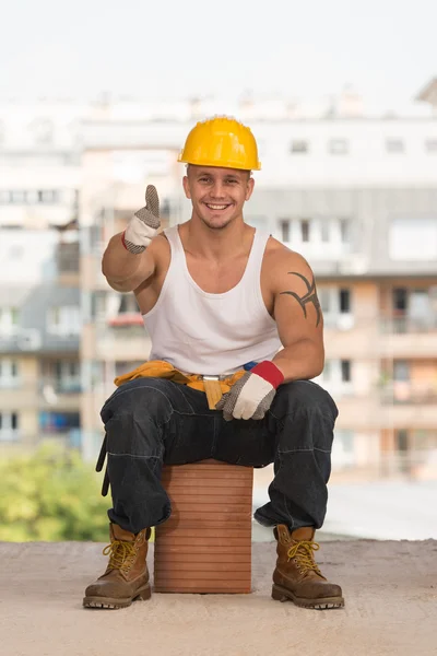 Lächelnder Bauunternehmer zeigt Daumen hoch — Stockfoto
