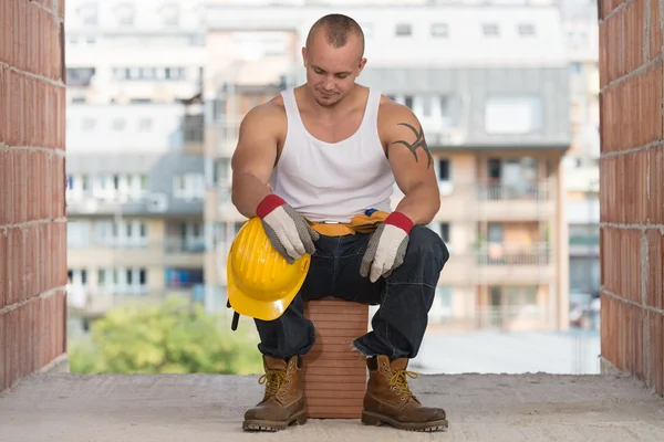 Trabajador de la construcción tomando un descanso en el trabajo —  Fotos de Stock