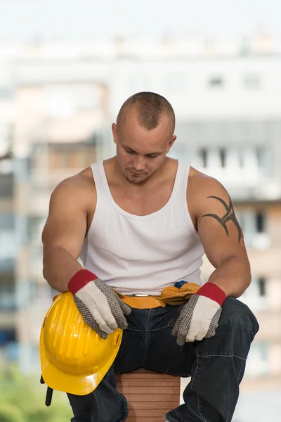 Uomo pigro sulla costruzione — Foto Stock