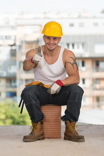 Contratista sonriente mostrando pulgar hacia arriba — Foto de Stock