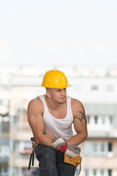 Robotnik budowlany, zrobić sobie przerwę w pracy — Zdjęcie stockowe