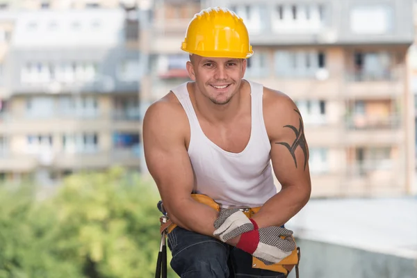 Trabajador de la construcción tomando un descanso en el trabajo — Foto de Stock