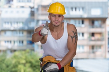 parmak pes etmek mutlu beyaz inşaat işçisi