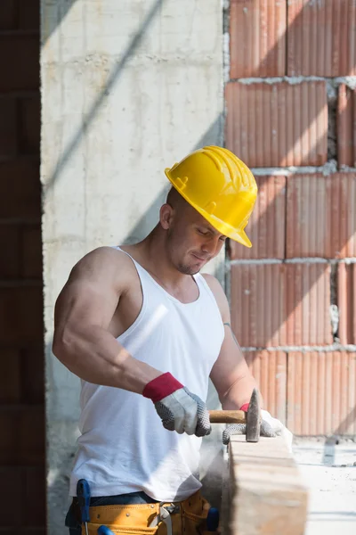 Builder Working With Hammer And Nail — Stock Photo, Image