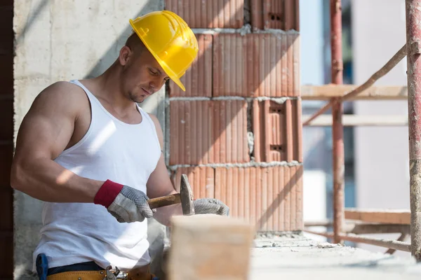 Builder arbetar med hammare och spik — Stockfoto