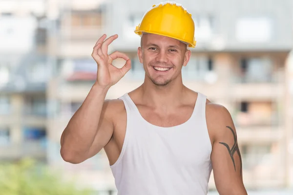 Arbeiter mit Schutzkleidung zeigt Ok-Zeichen — Stockfoto