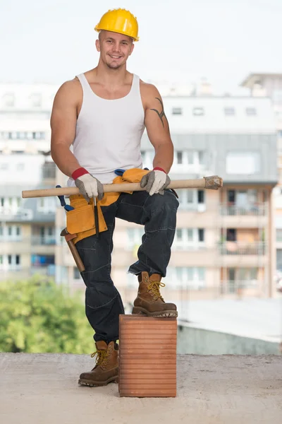 Retrato de un joven trabajador confiado — Foto de Stock