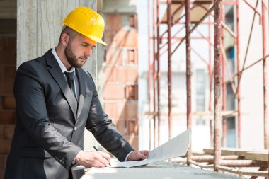 Kendine güvenen genç mimar portresi