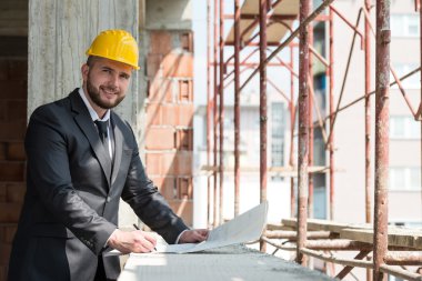 Kendinden emin genç iş adamının portresi