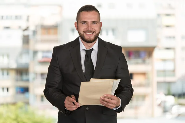 Portret van vertrouwen jonge architect — Stockfoto