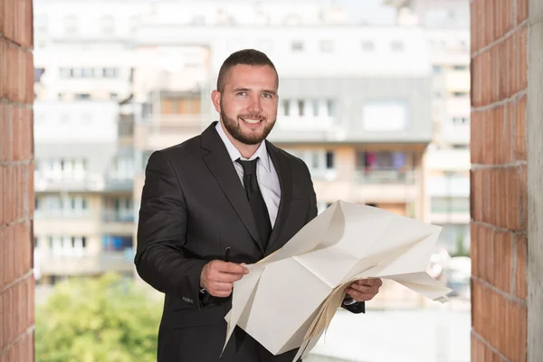 Porträtt av självsäker ung affärsman — Stockfoto