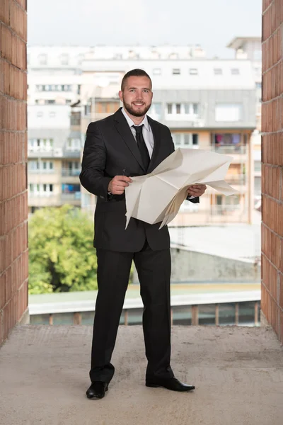 Porträt eines selbstbewussten jungen Architekten — Stockfoto