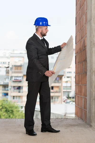 Caucasiano Masculino Gerente de Construção com Blueprint — Fotografia de Stock