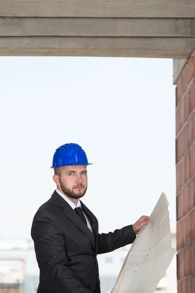 Portret van een gelukkige jonge voorman met een harde hoed — Stockfoto