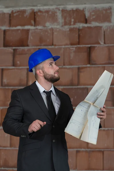 Gerente de construcción masculino caucásico con plano —  Fotos de Stock