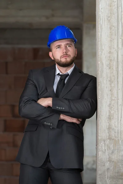 Ritratto di giovane caposquadra felice con cappello duro — Foto Stock