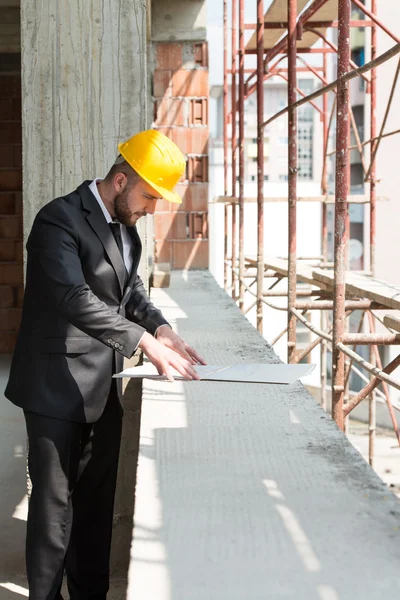 Obrero joven de la construcción con plano — Foto de Stock