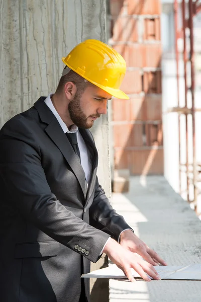 Portret van vertrouwen jonge architect — Stockfoto