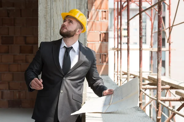 Jovem trabalhador da construção em chapéu duro — Fotografia de Stock