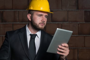 Genç inşaat Yöneticisi kişisel bilgisayar ile portresi