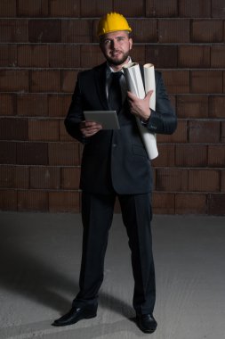 Sert şapkalı genç inşaat işçisi