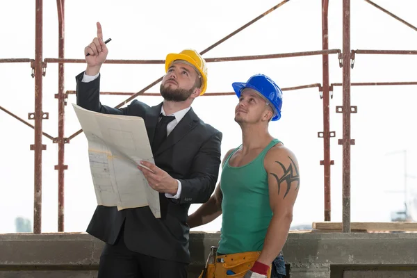 Engineer And Construction Worker Discussing A Project — Stock Photo, Image