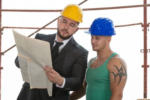 Engineer And Construction Worker Discussing A Project — Stock Photo, Image