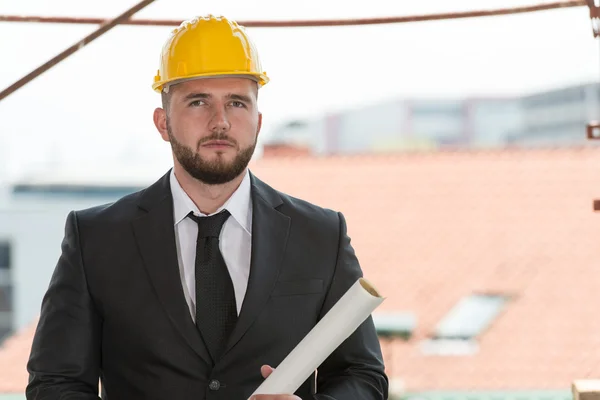 Portret van vertrouwen jonge architect — Stockfoto