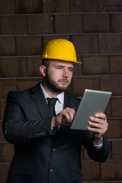 Gerente de construcción masculino caucásico con Tablet PC — Foto de Stock