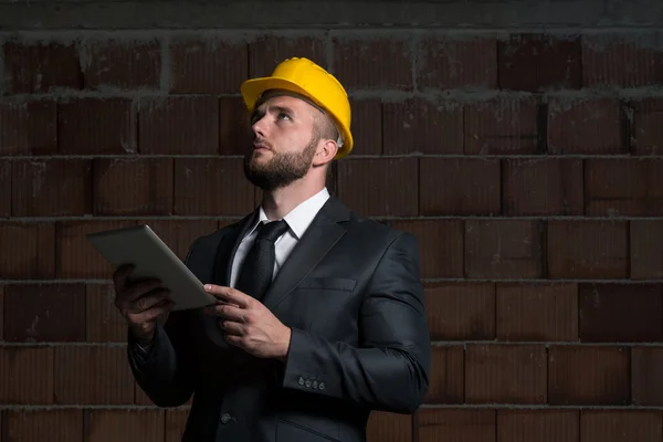 Caucasian Male Construction Manager With Tablet Pc — Stock Photo, Image