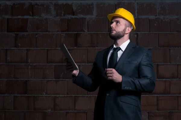 Retrato de joven gerente de construcción con computadora personal —  Fotos de Stock