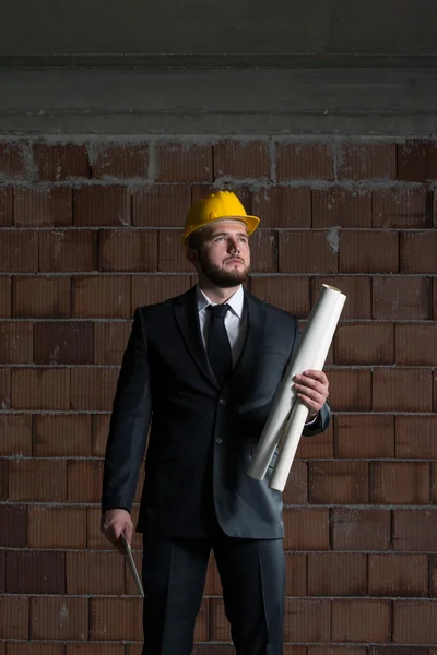 Sert şapkalı genç inşaat işçisi — Stok fotoğraf
