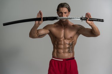 Olgun erkek savaşçı kılıç holding